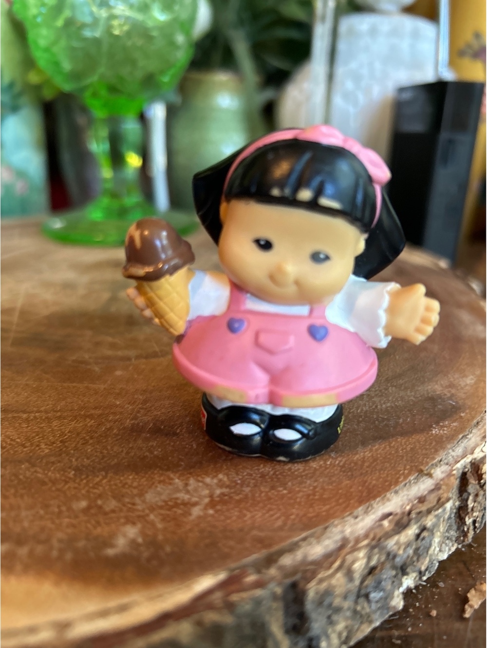 FISHER PRICE Little People 2003 ASIAN GIRL Sonya Lee w/Ice Cream